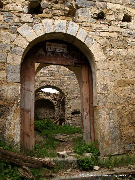 SUCESIVOS ARCOS DE ACCESO YC APILLAS AL FONDO